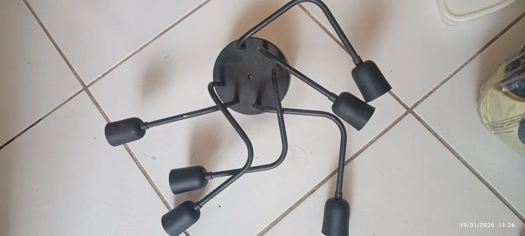Luminária com 6 saídas de lâmpada.