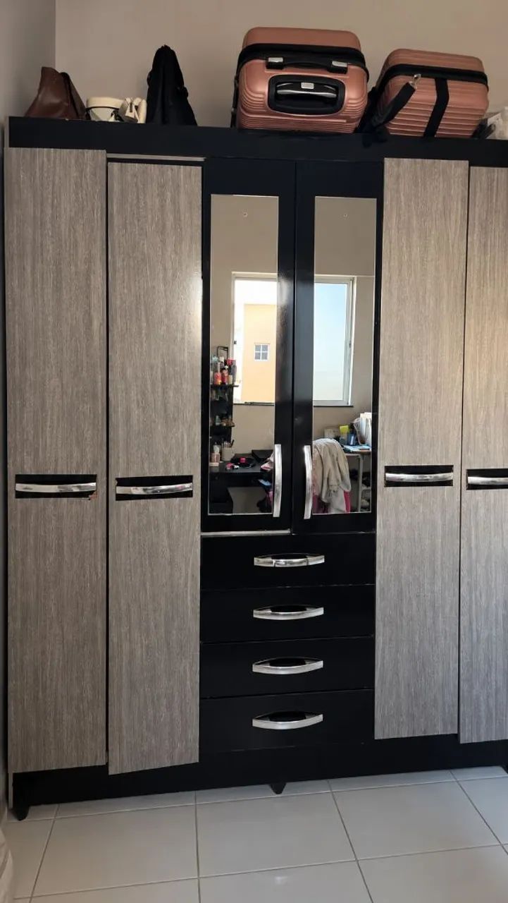 Guarda-roupa grande com espelhos e gavetas - Foto 2