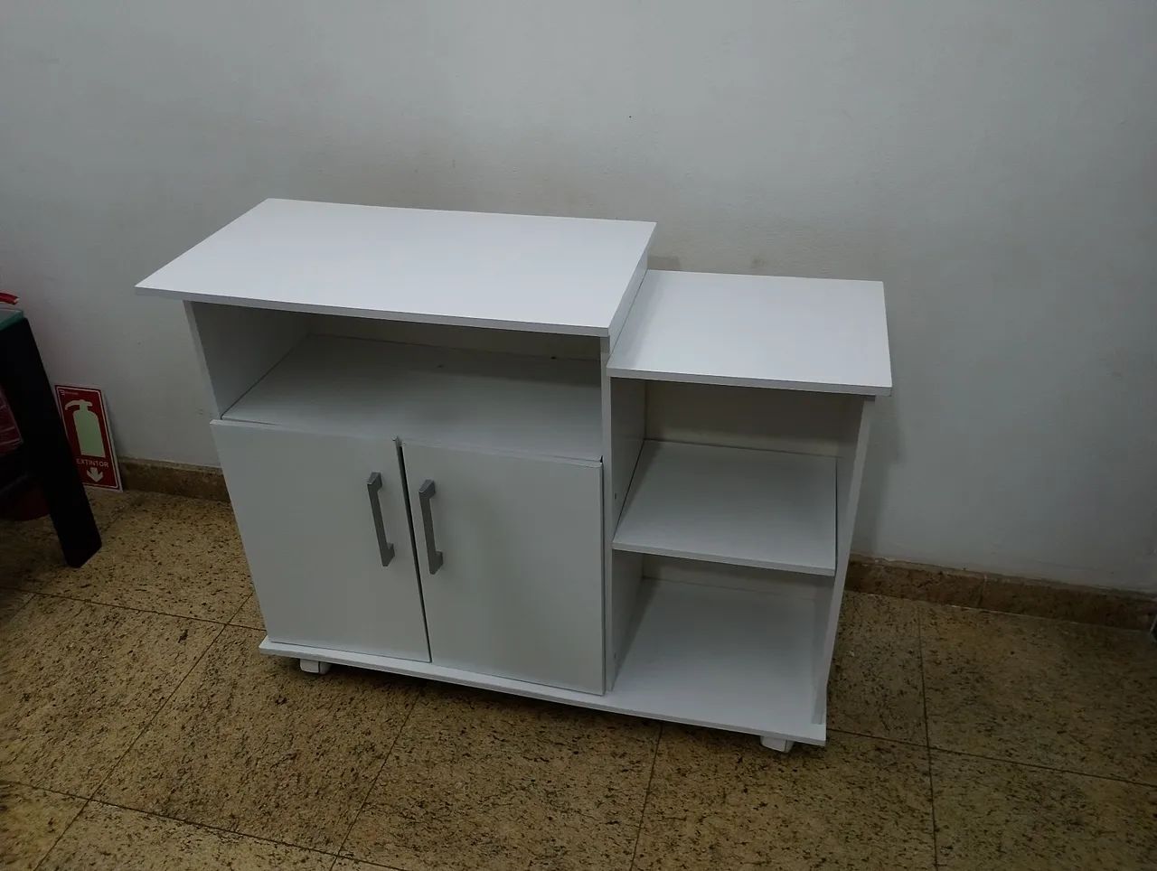 Armário multiuso com rodinhas