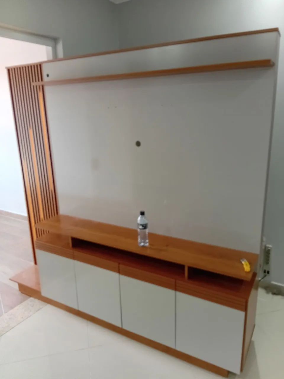 Painel de TV lindo com compartimentos 