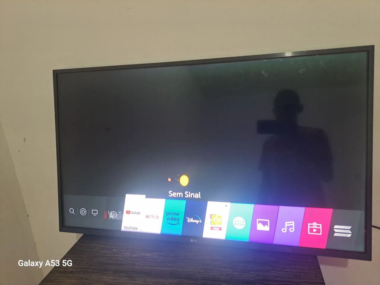Vendo TV 43 polegadas smart semi nova moro em lagarto valor negociável zap * - Foto 2