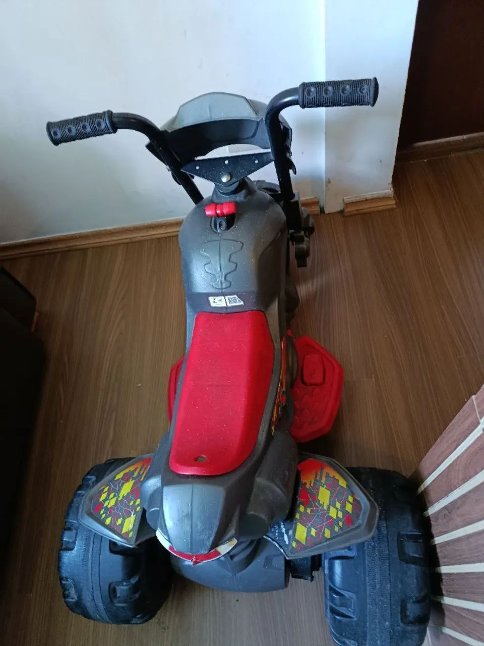Moto elétrica infantil, semi nova, bem conservada 