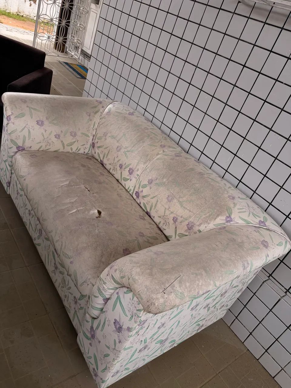 Sofá 2 Lugares para Reforma  Vendo sofá de 2 lugares para reforma. - Foto 2