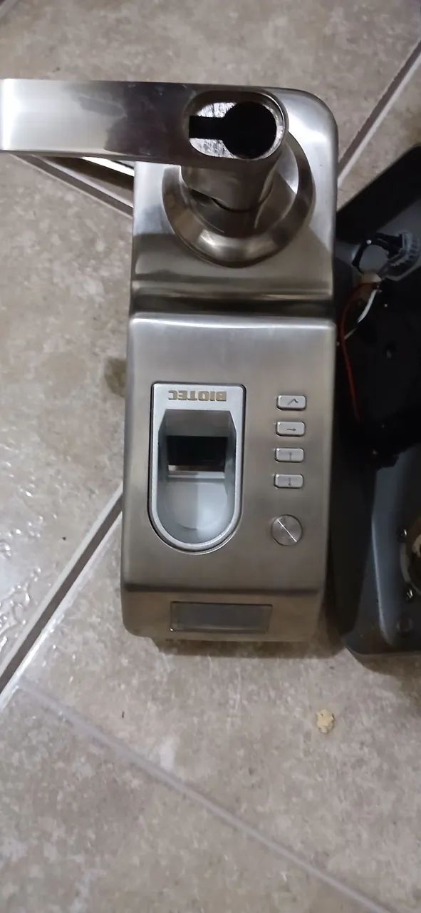 Fechadura com leitor de digital e senha 