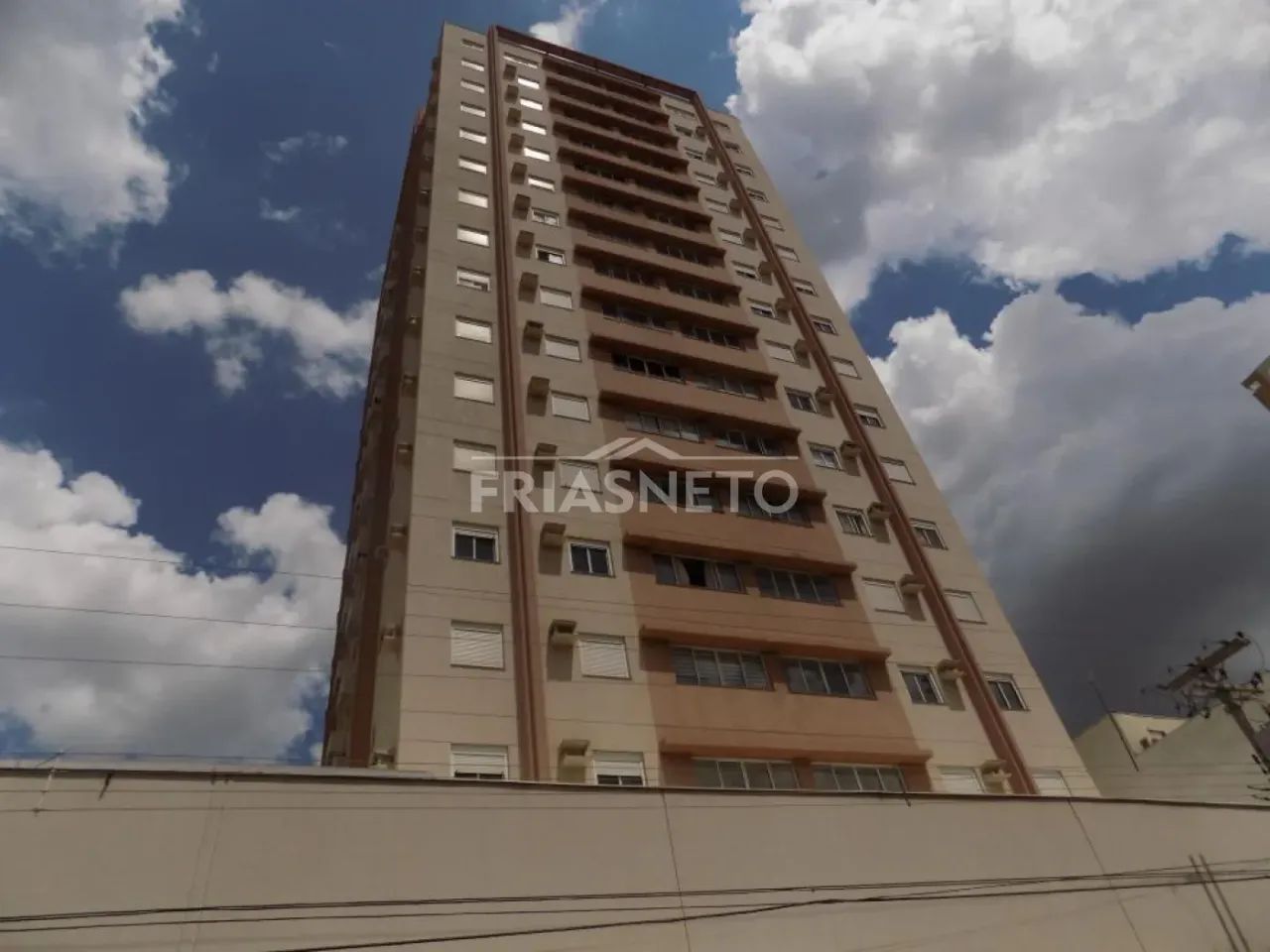 Apartamento no centro da cidade com três dormitórios