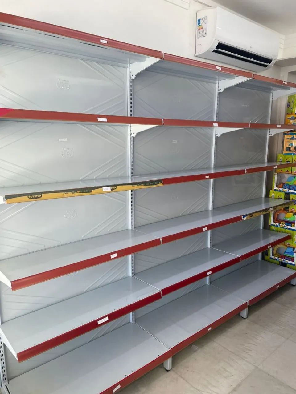 3 gondolas com prateleiras para exposição de produtos de comercio em geral