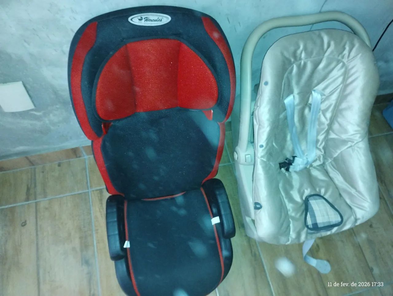 Vendo uma cadeirinha bebe conforto e uma cadeirinha de criança de carro as2 semi novas ven