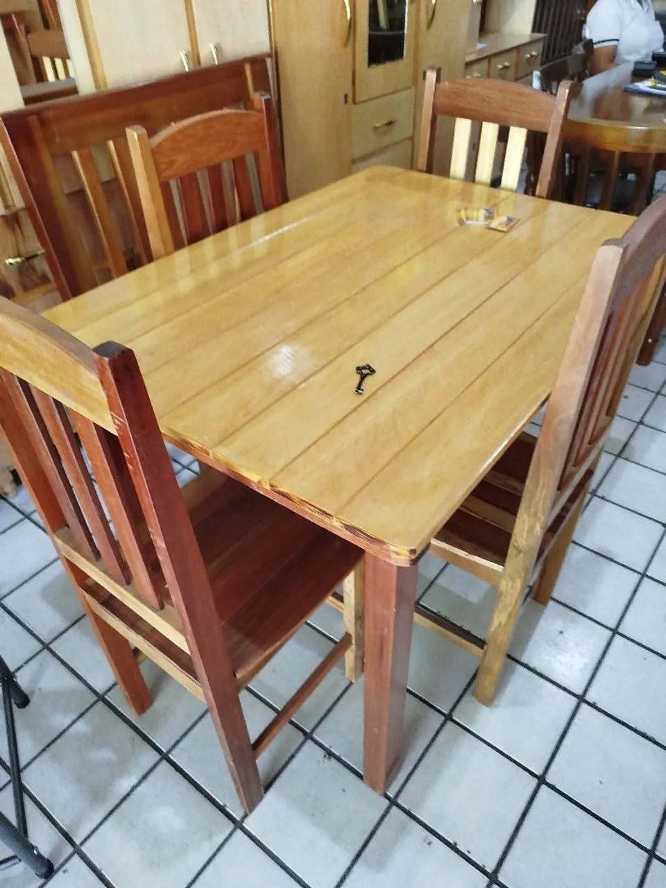 Mesa 4 cadeiras madeira 