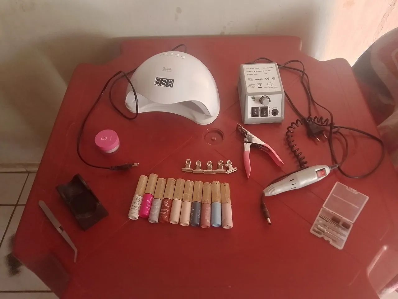 Cabine de unha, cortador, motor e lixa com as brocas, esmalte.