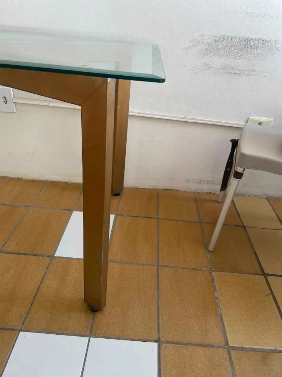 Mesa de Jantar em perfeito estado de vidro e metal - Foto 5