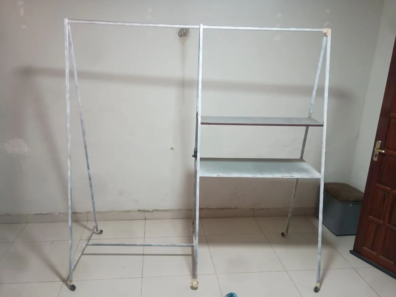 pratileira de ferro com rodas - Foto 2
