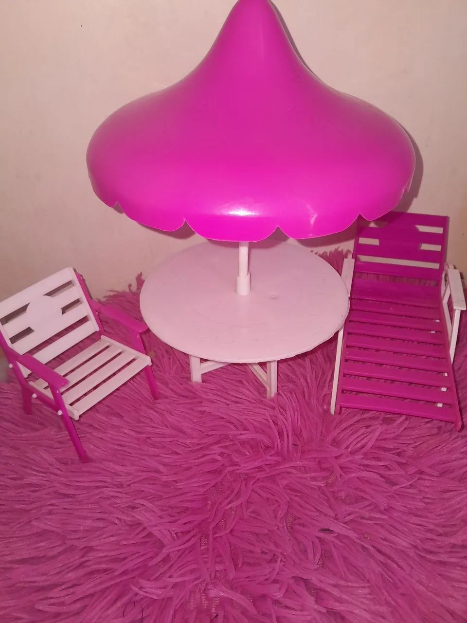 Boneca barbie cadeiras e mesa - Foto 2