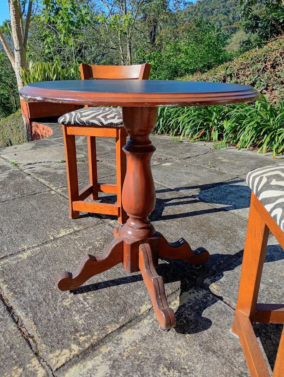 Conjunto de mesa e cadeiras em madeira - Foto 2