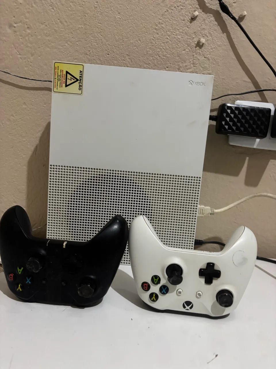 Xbox one 1T c 2 controles  - Foto 2