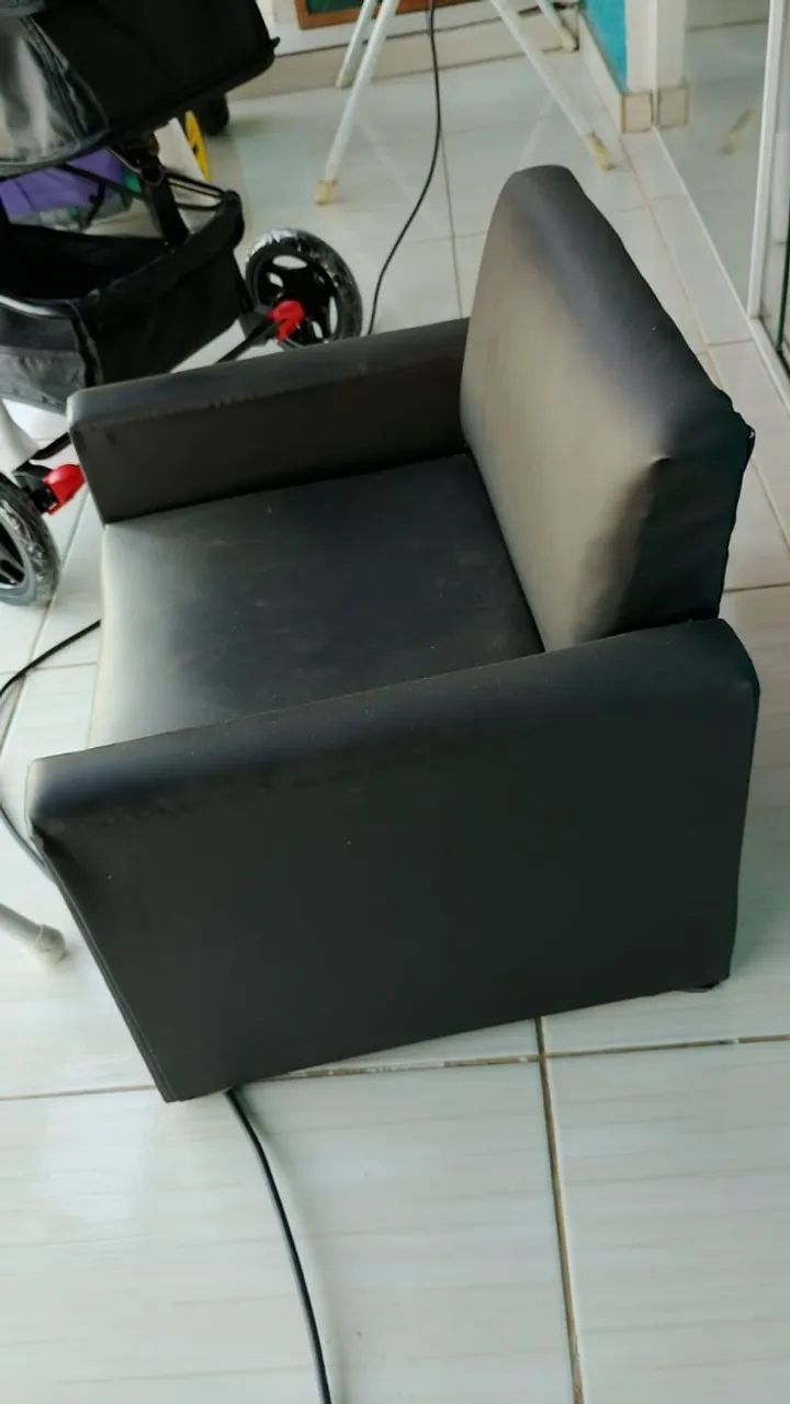 Poltrona infantil em courino preto, semi nova  - Foto 3