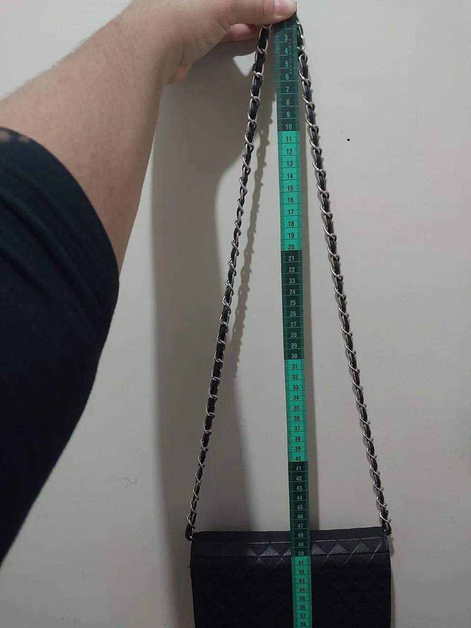 Bolsa Preta Tiracolo Renner (Alça com corrente entrelaçada) - Estado de Nova - Foto 4