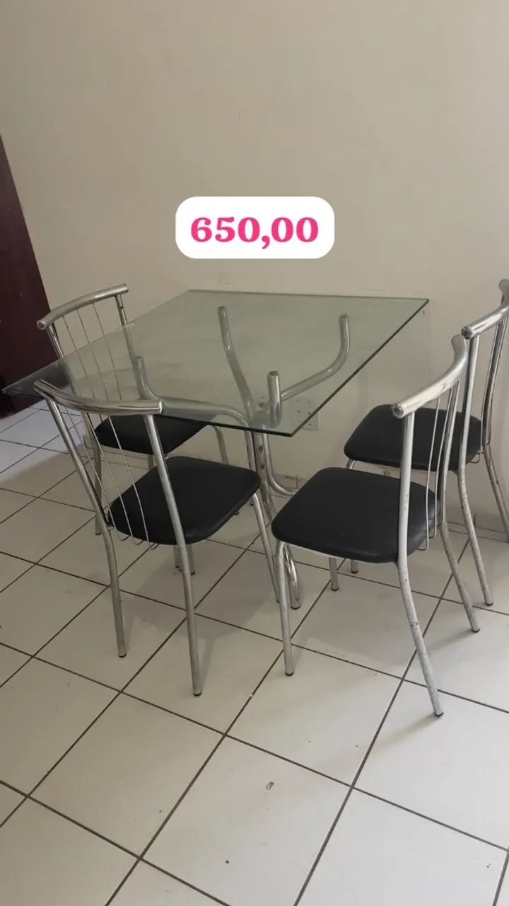 Mesa de vidro com 4 cadeiras
