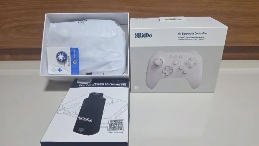 Controle 8bitdo Branco Bluetooth com Adaptador para Nintendo 64