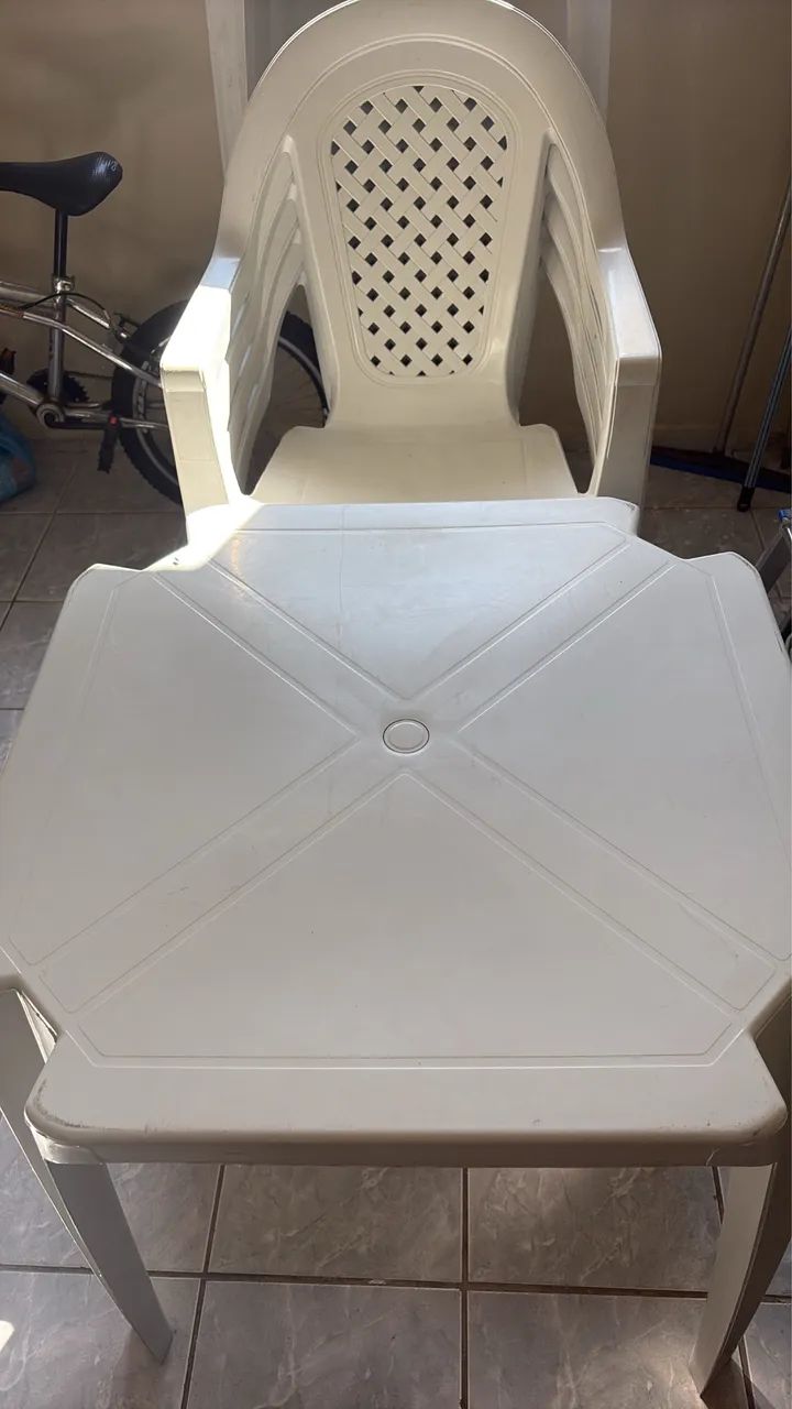 Conjunto de mesa com cadeiras de braços 