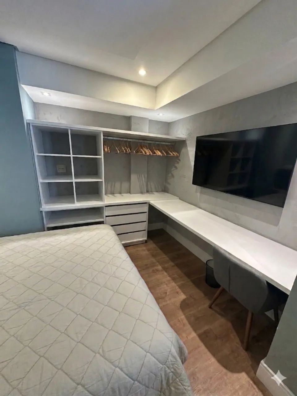 Closet Aberto com Nichos, Gavetas, Cabideiro e com Bancada Home Office em MDF Branco 
