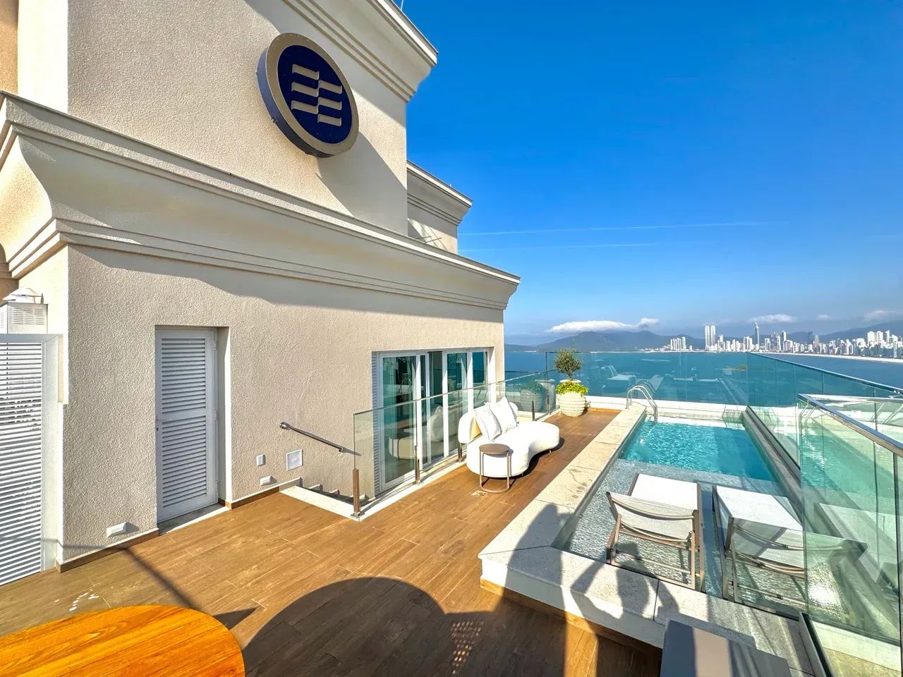cobertura duplex com vista mar e piscina em bc
