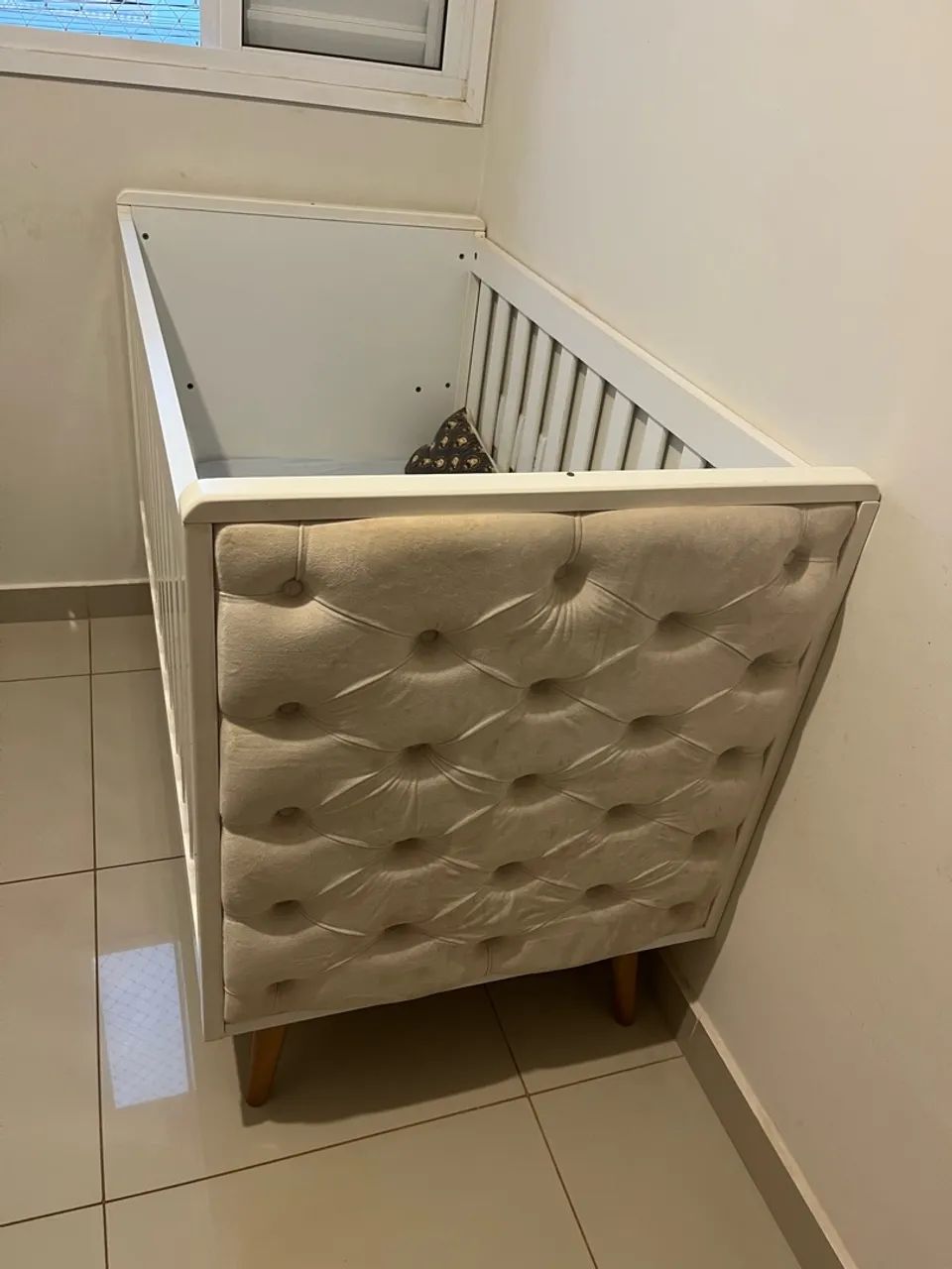 Berço com capitonê e colchão ortobom