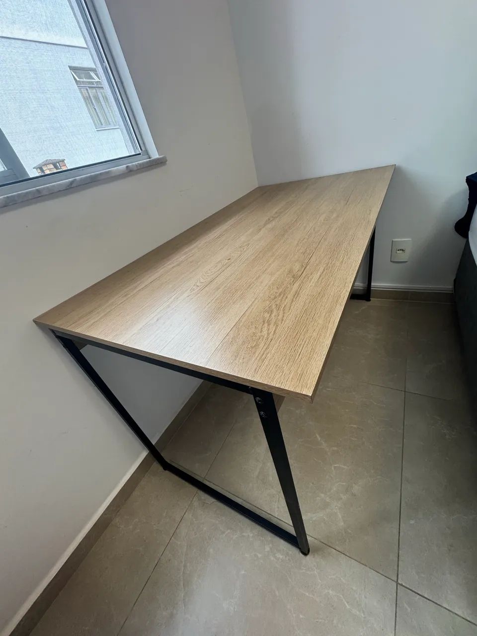 Mesa com dois bancos