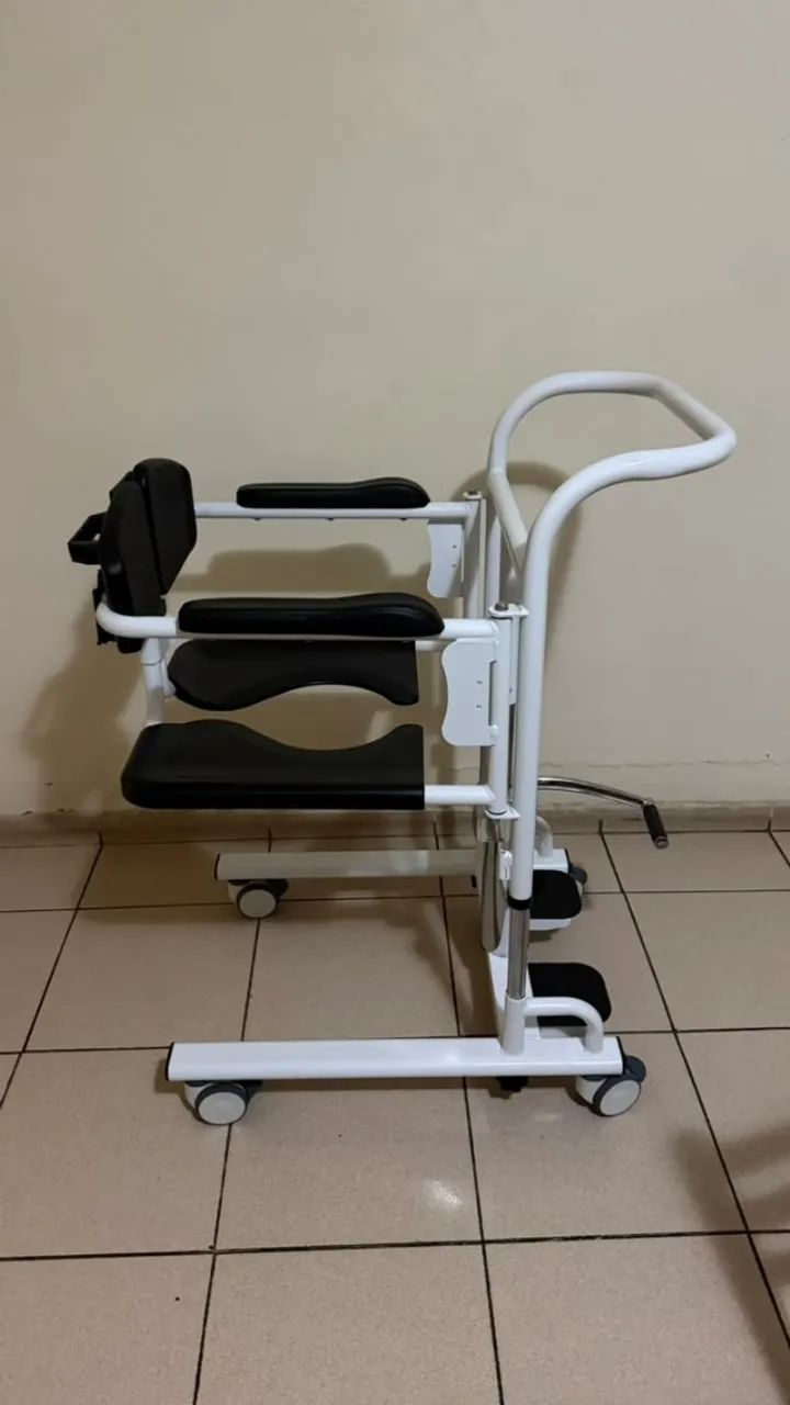  Cadeira de Transferência Higiênica / Elevação Hidráulica / Sanitária / 130kg - Foto 4