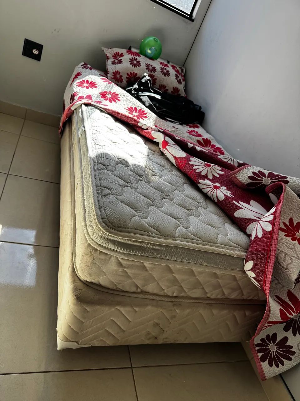 Cama box de solteiro e colchão 