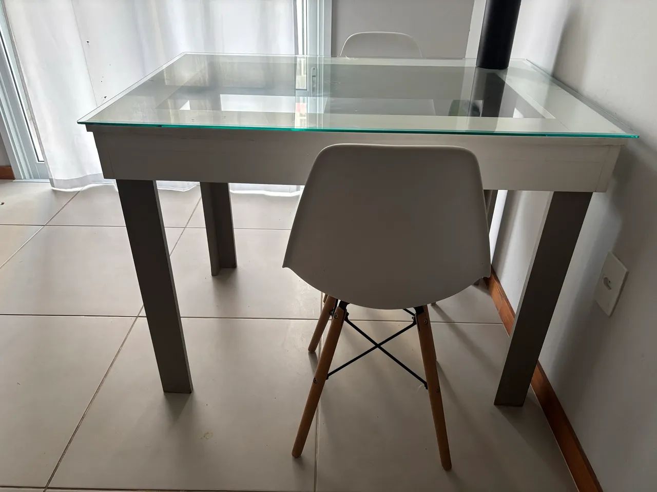 Mesa de vidro + 2 cadeiras- bom estado!  - Foto 3