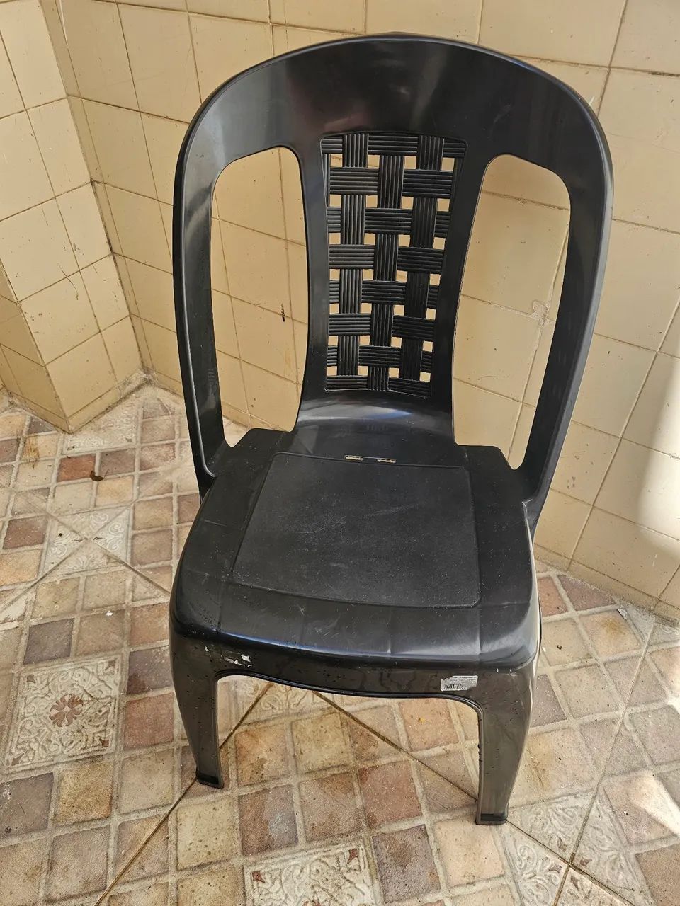 Jogo de mesa com 4 cadeiras de plástico  - Foto 2