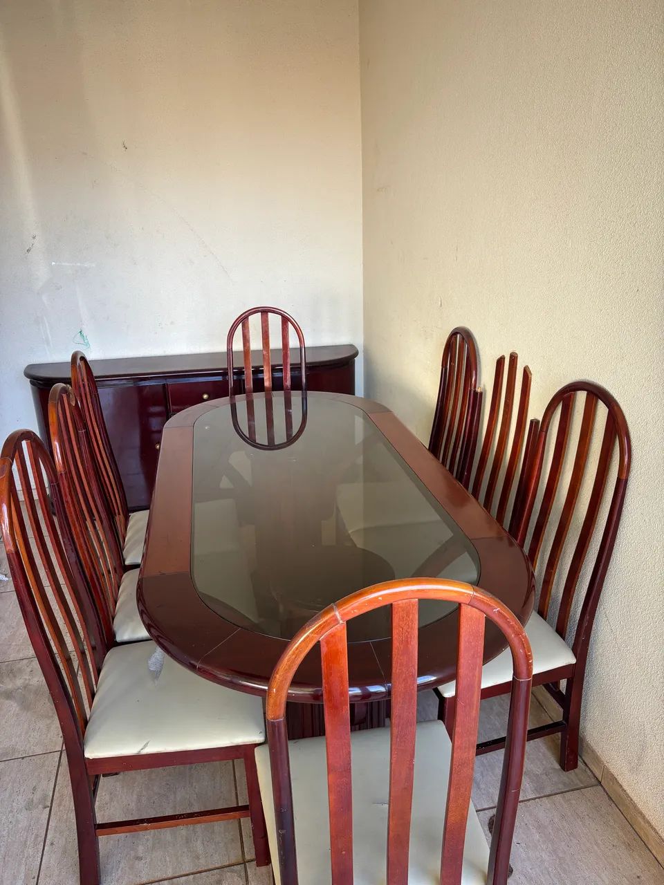 Vende-se mesa com 8 cadeiras e balcão 