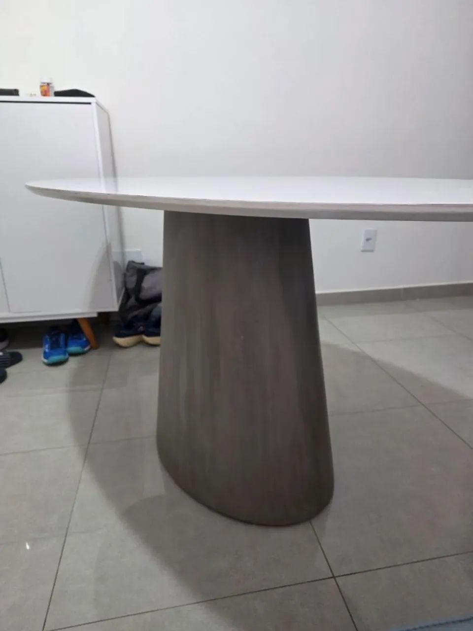 Mesa Cone Oval 150x80 Cm Base Em Cimento Queimado - Sala