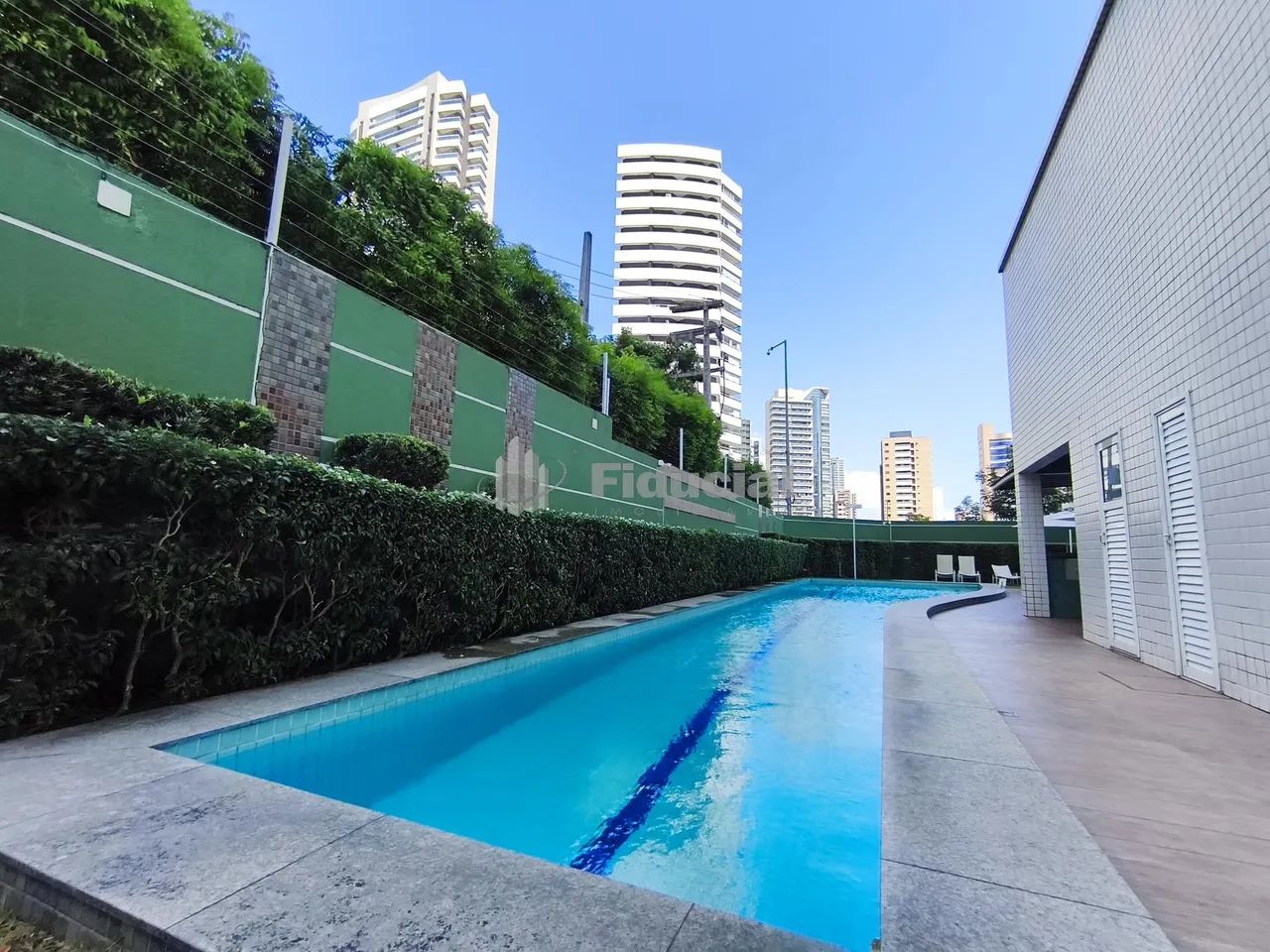 Apartamento mobiliado com 61m², varanda integrada à sala, 02 quartos sendo 01 suíte, WC so - Foto 4