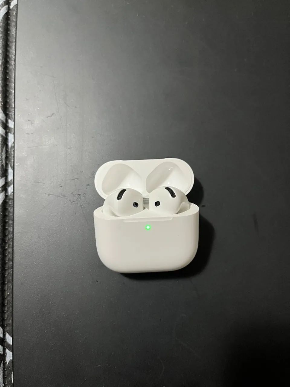 AirPods 4 sem cancelamento de ruído.