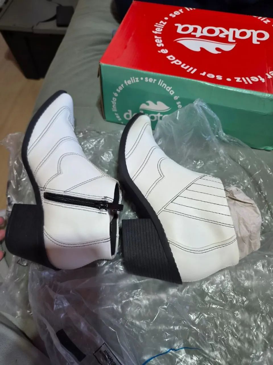 Bota Dakota Branca, tamanho 34