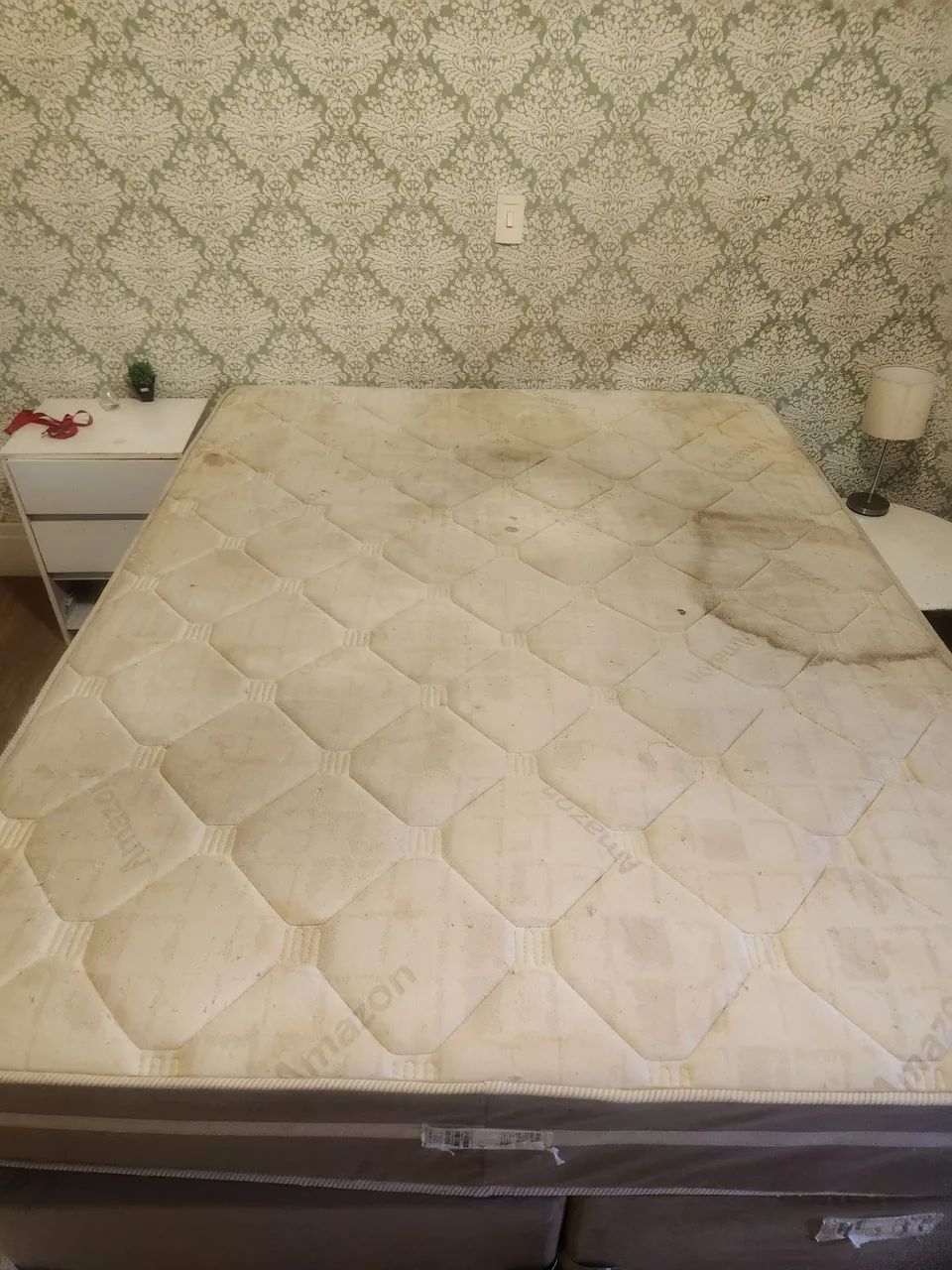 Cama box Queen, Box sem revestimento, com saia e dois criados - Foto 3
