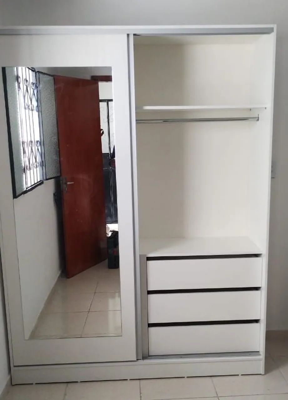Guarda roupa casal grande com espelho e portas de correr 