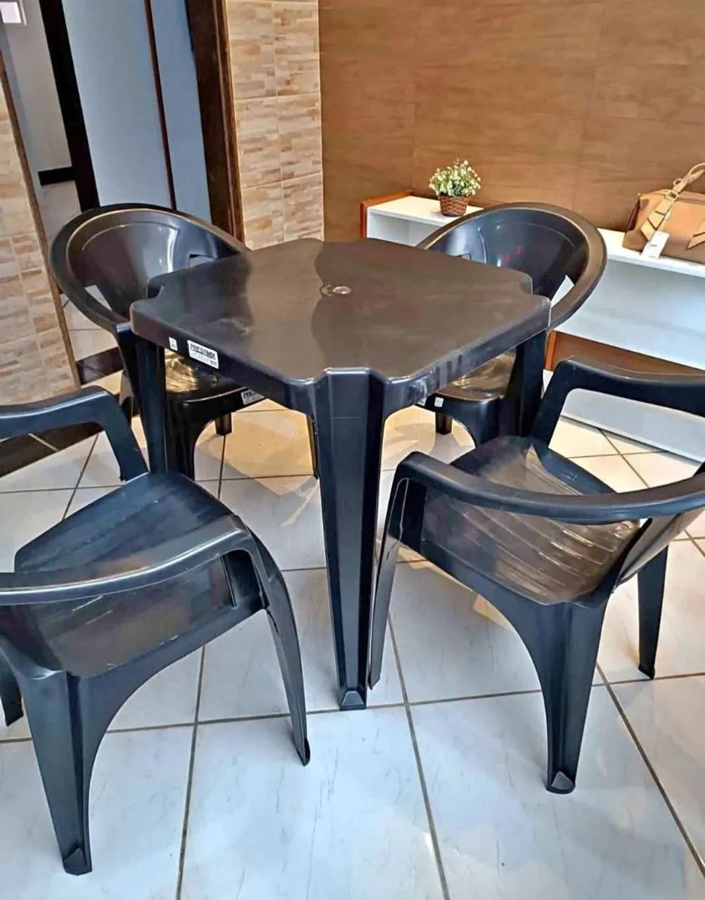 Jogos de Mesas novos com 4 cadeira e 1 mesa. 