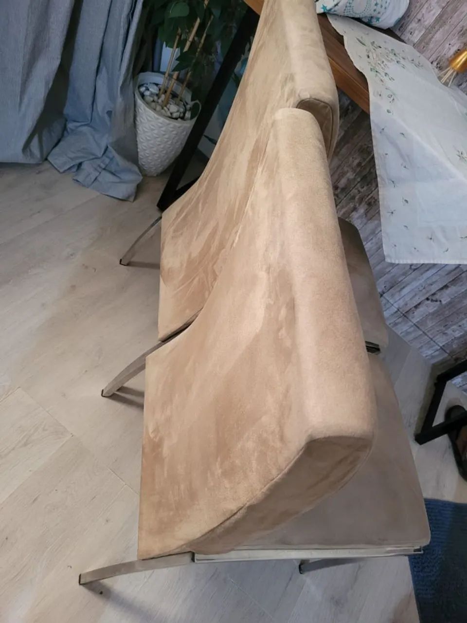 Duas cadeiras de jantar resistentes  - Foto 2