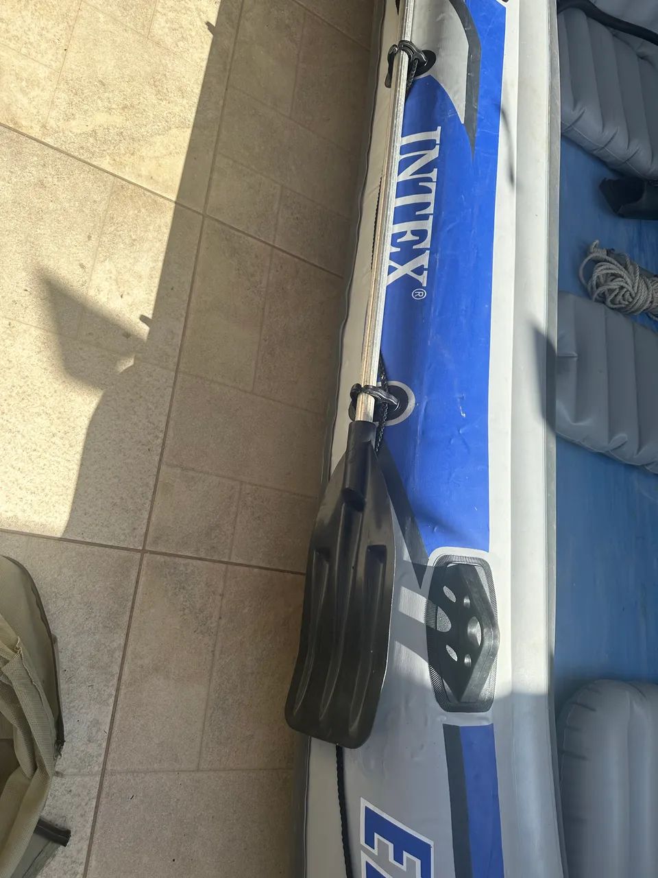 Bote intex excursão 5 com motor - Foto 3