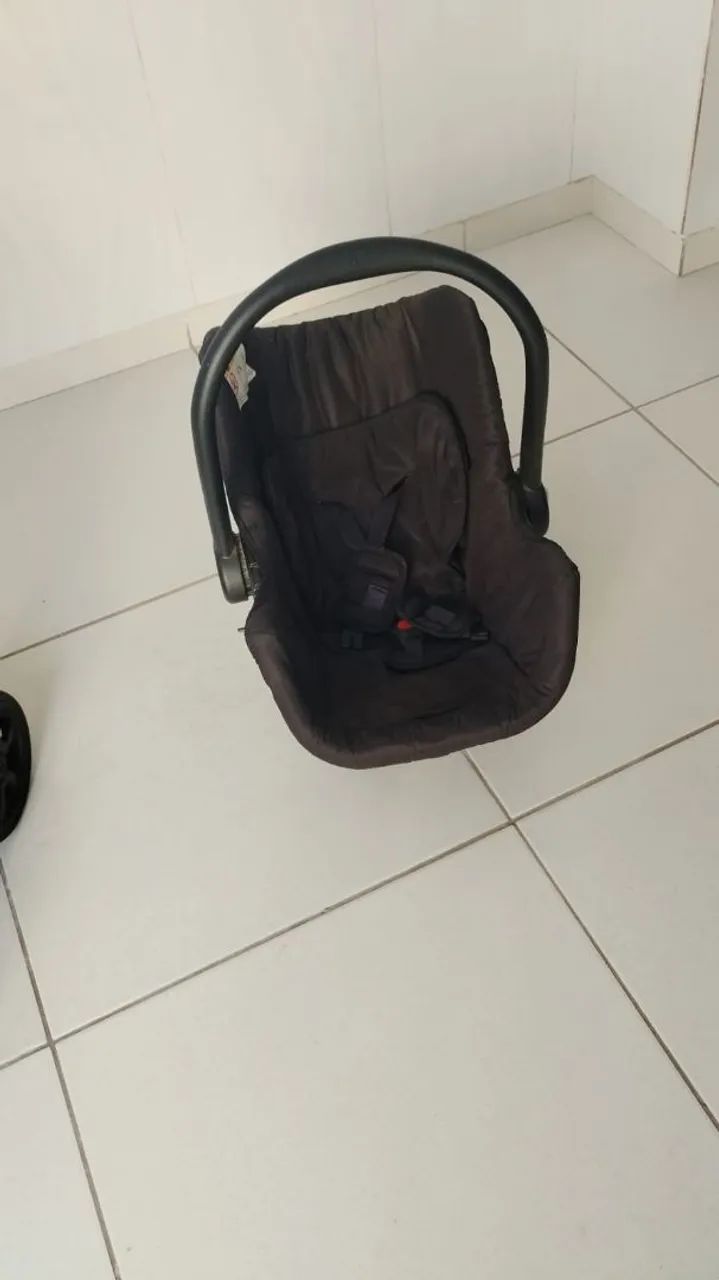 Vendo carrinho de bebê e bebê conforto super conservado  - Foto 3