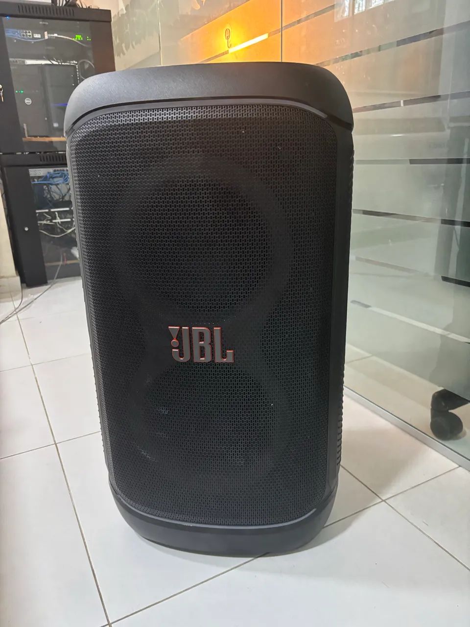Caixa de som JBL PartyBox 520 com microfone 