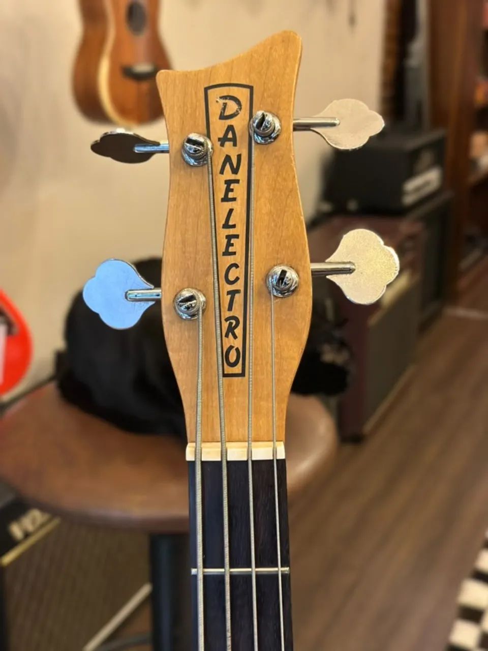 Baixo Danelectro Danoblaster com Chorus Integrado - Foto 4