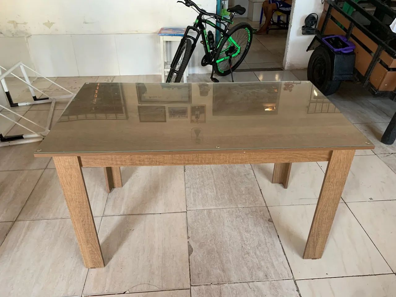 Vendo mesa de madeira com vidro em cima ,semi nova com 6 cadeiras . - Foto 5