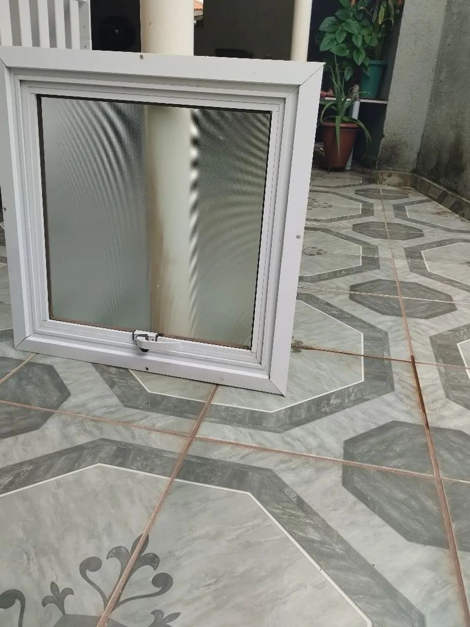 Vendo este  vitro alumínio branco 65x65 em boas condições por 70,00  Cel *