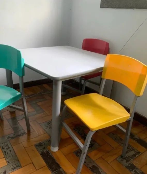 Conjunto de mesa infantil e cadeirinhas super conservado.  - Foto 4