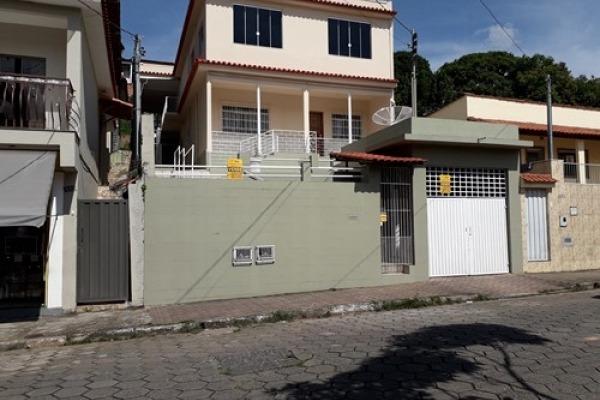 Vendo- Casa com três dormitórios, a 1 km do Centro de São Lourenço!