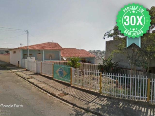 G) JB13597 - Casa e terreno com 300m² na cidade de Alfenas em LEILÃO