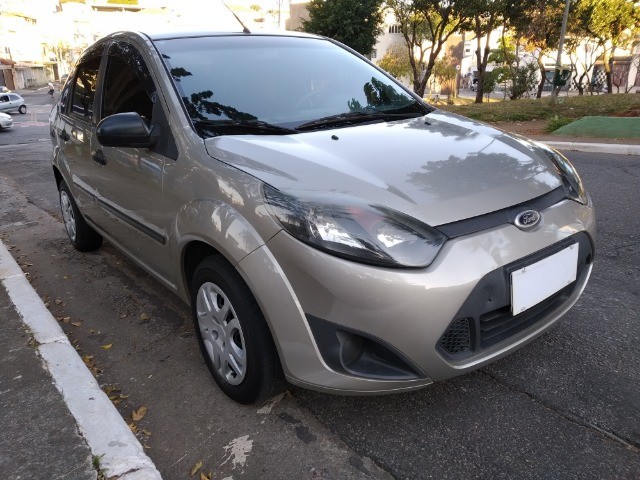 FORD FIESTA SEDAN 1.6 COMPLETO